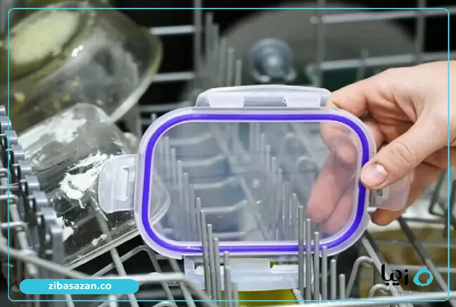 Washing plastic containers
